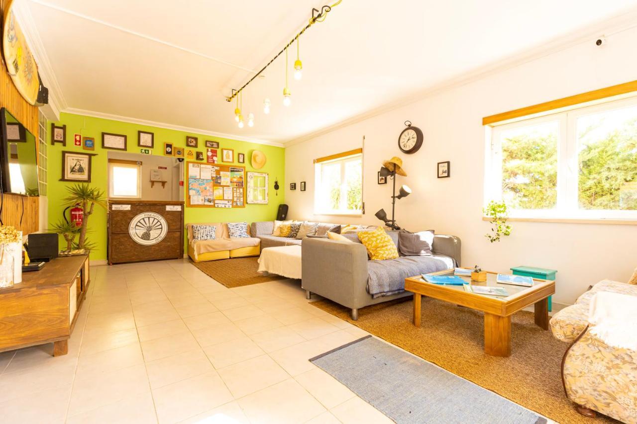 Pineapple Surf House Hostel Atouguia Da Baleia Exterior foto