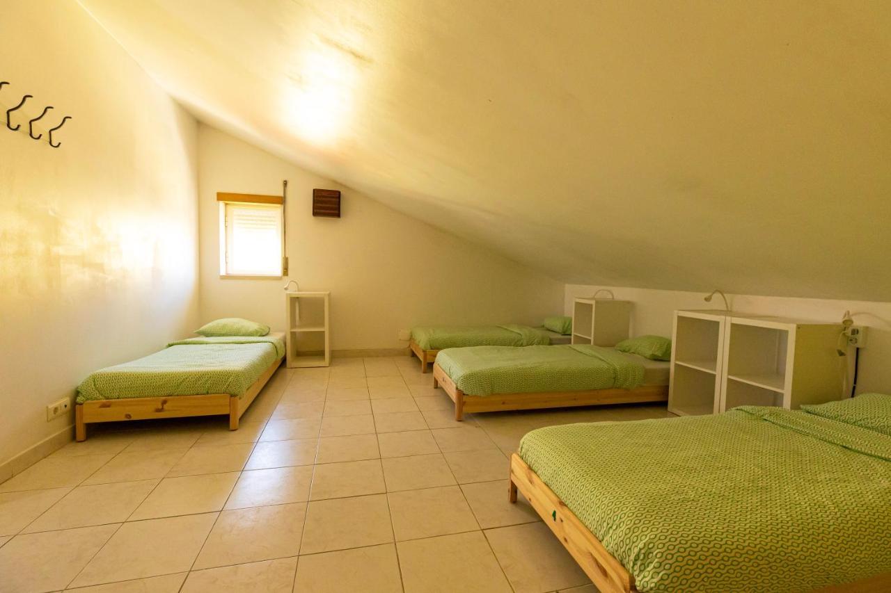 Pineapple Surf House Hostel Atouguia Da Baleia Exterior foto