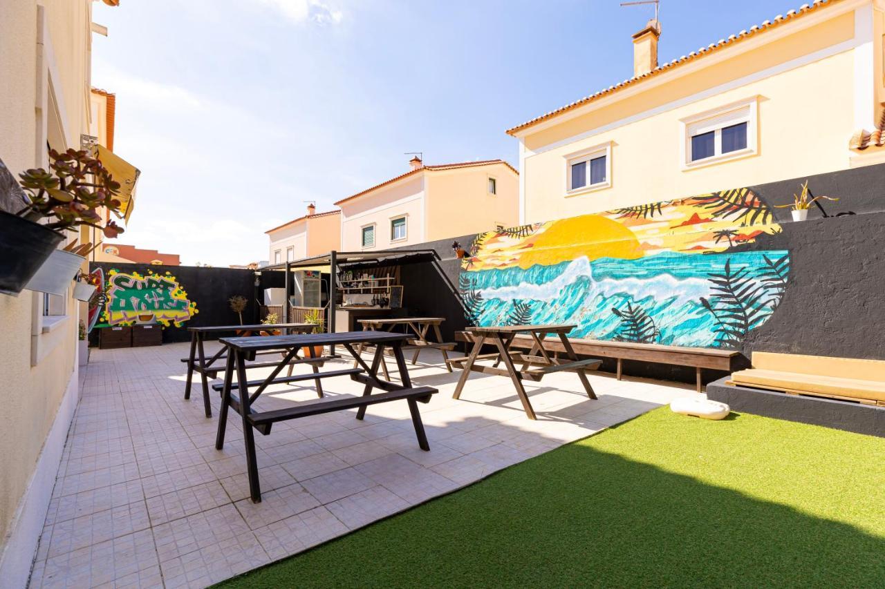 Pineapple Surf House Hostel Atouguia Da Baleia Exterior foto