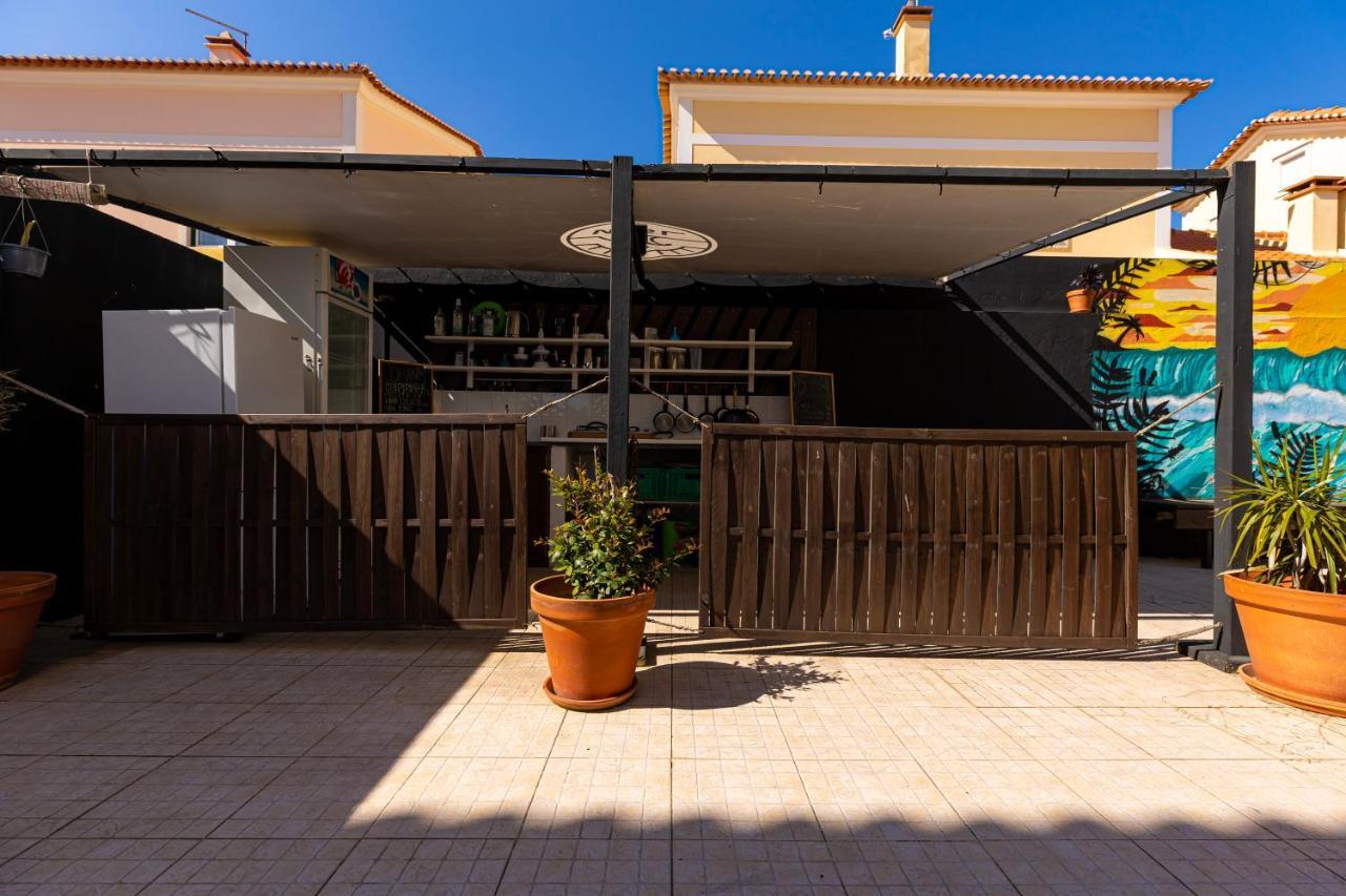 Pineapple Surf House Hostel Atouguia Da Baleia Exterior foto