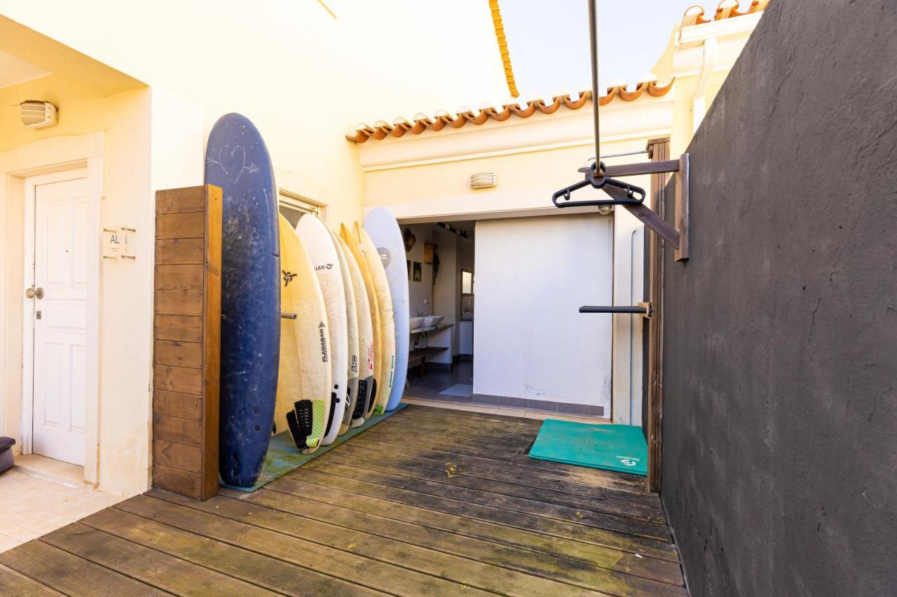 Pineapple Surf House Hostel Atouguia Da Baleia Exterior foto
