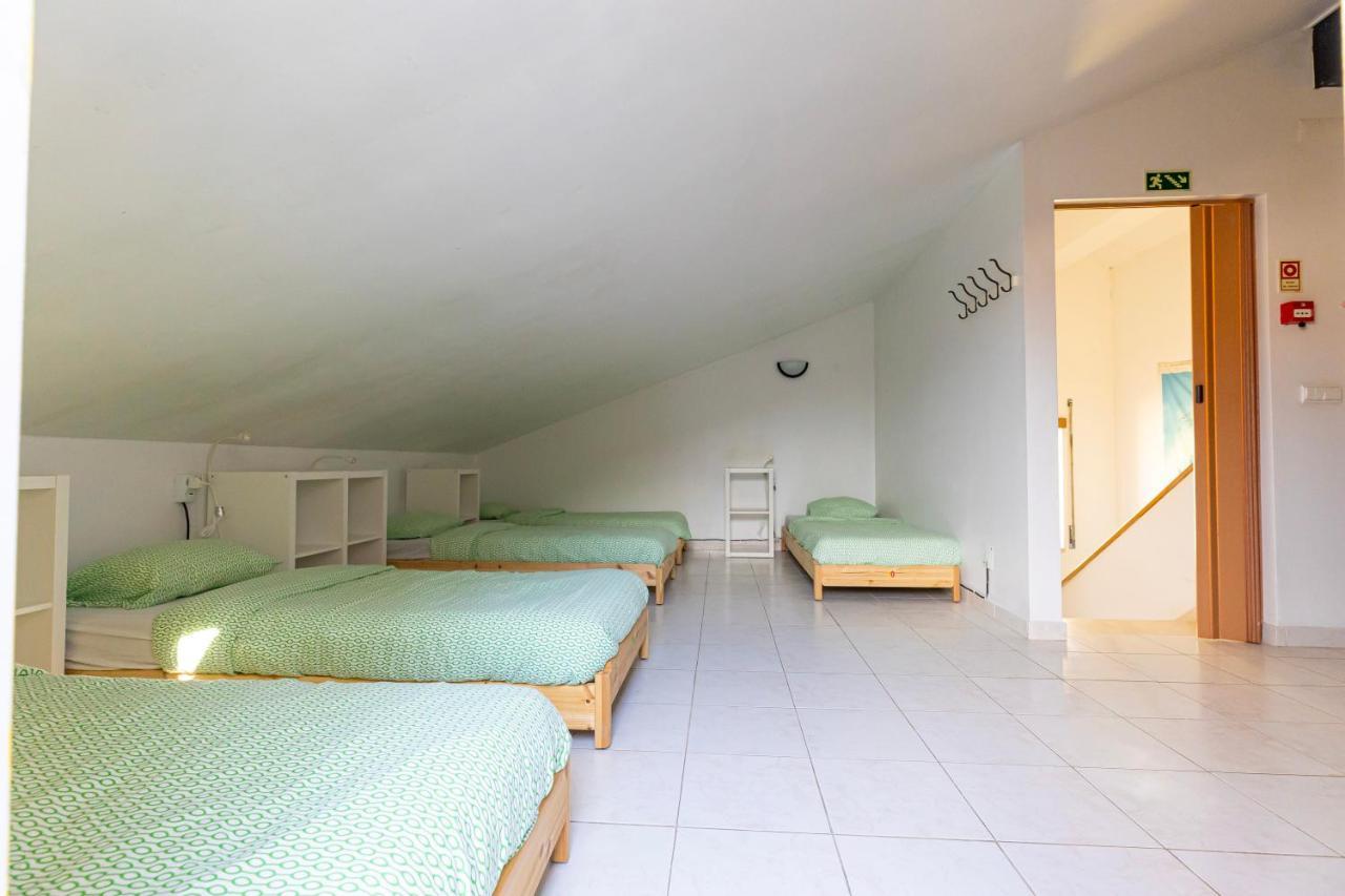 Pineapple Surf House Hostel Atouguia Da Baleia Exterior foto
