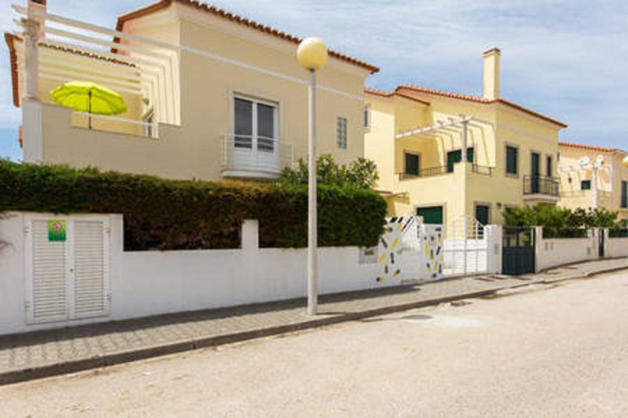Pineapple Surf House Hostel Atouguia Da Baleia Exterior foto