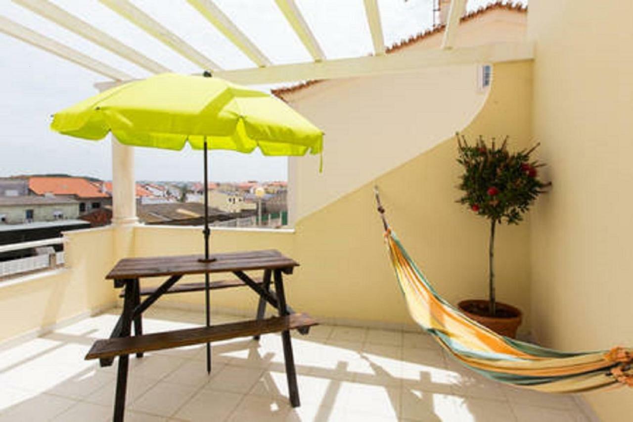 Pineapple Surf House Hostel Atouguia Da Baleia Exterior foto